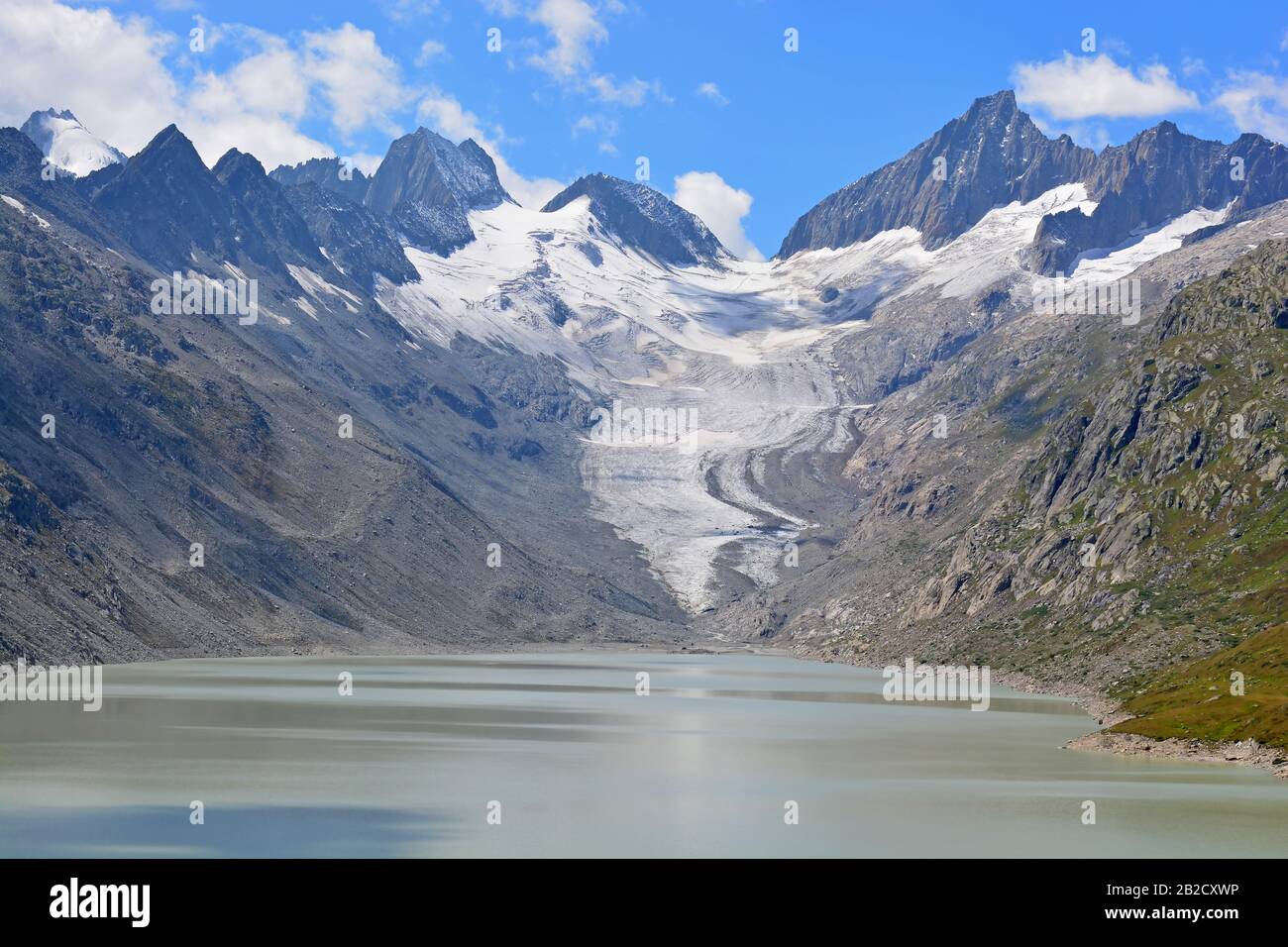 Oberaarhorn (r) und Oberaarrothorn (l) auf beiden Seiten der Oberaar Gletscher und die oberaar See in die Berner Alpen Schweiz Stockfoto