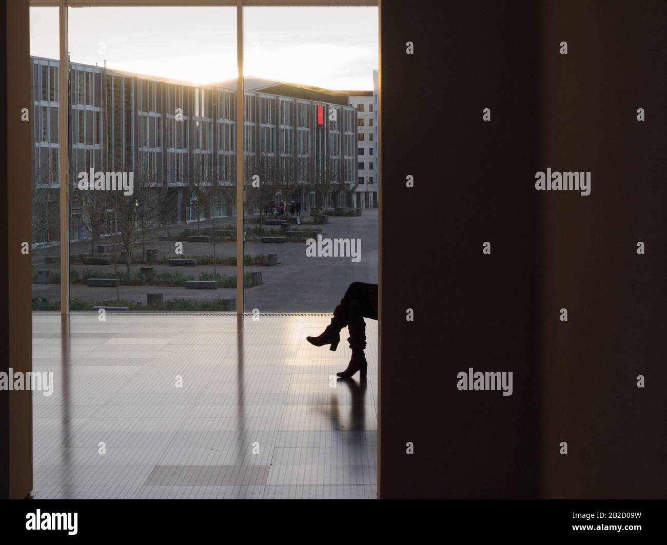 Beine und Füße im Schattentheater mit Sonnenuntergang Stockfoto