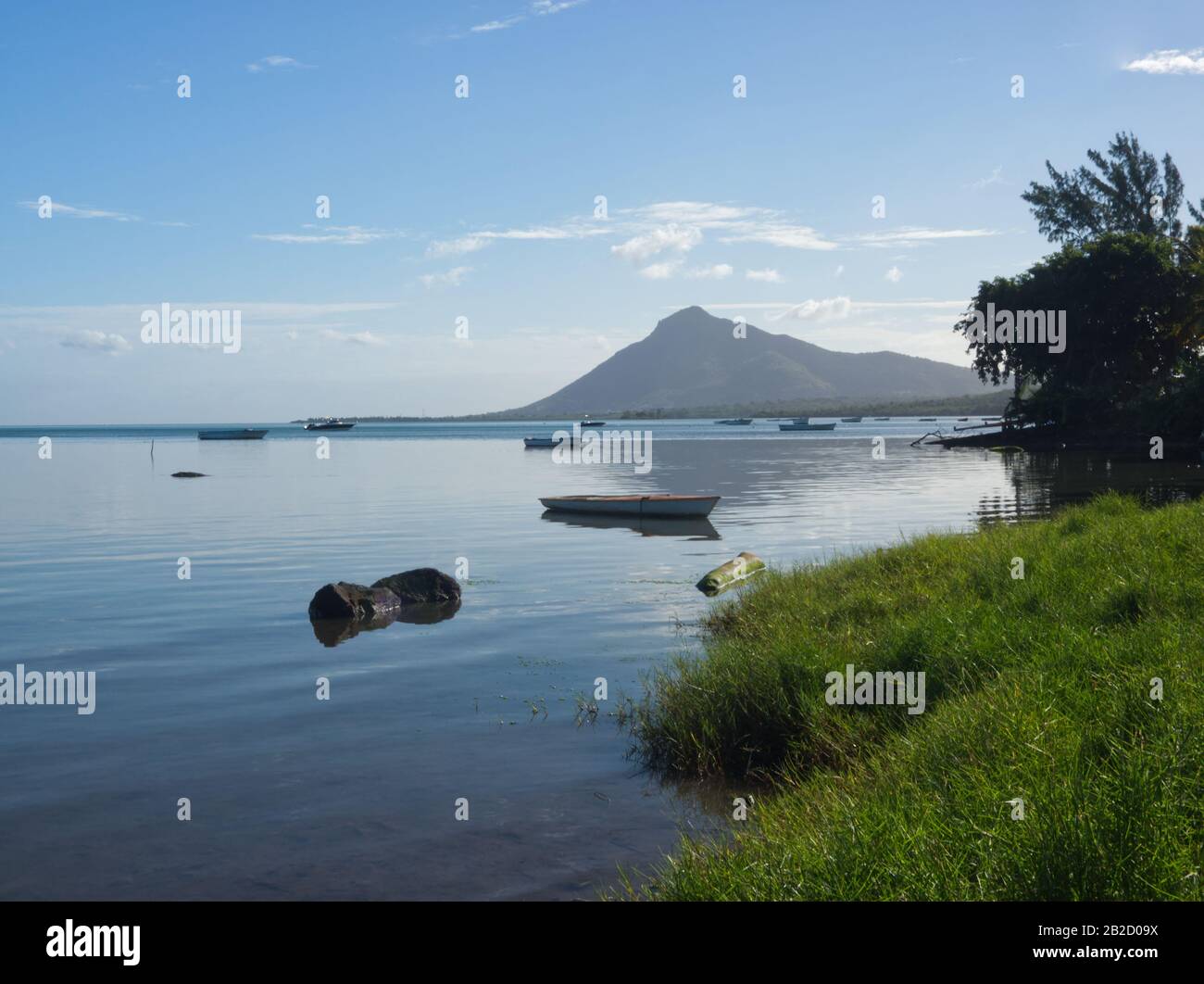 Morgenlicht an der mauritischen Küste: Paradiesische Sicht auf eine tropische wundervolle Insel Stockfoto