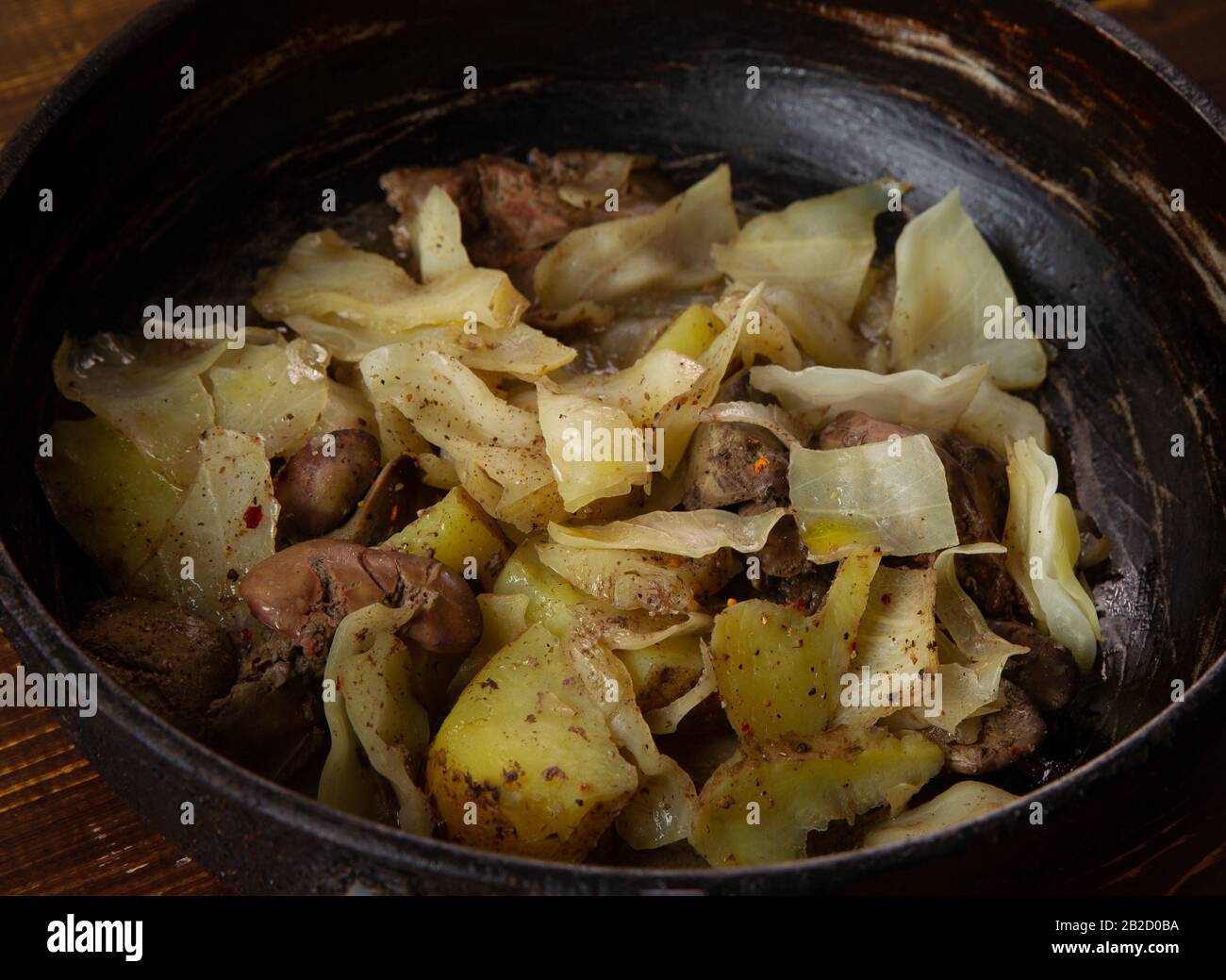 Gebratene Hühnerleber, Kohl, Kartoffeln auf Pfanne - gesunde kalorienarme Lebensmittel Stockfoto
