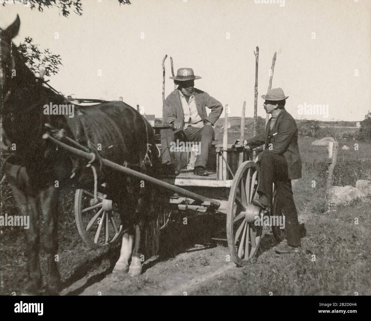 Antiquitätenfoto von 1898, indianischer gebürtiger Amerikaner Joseph Mingo (1826-1913) und ein weißer Herr, der in Martha's Vineyard, Massachusetts spricht. QUELLE: ORIGINALFOTO Stockfoto