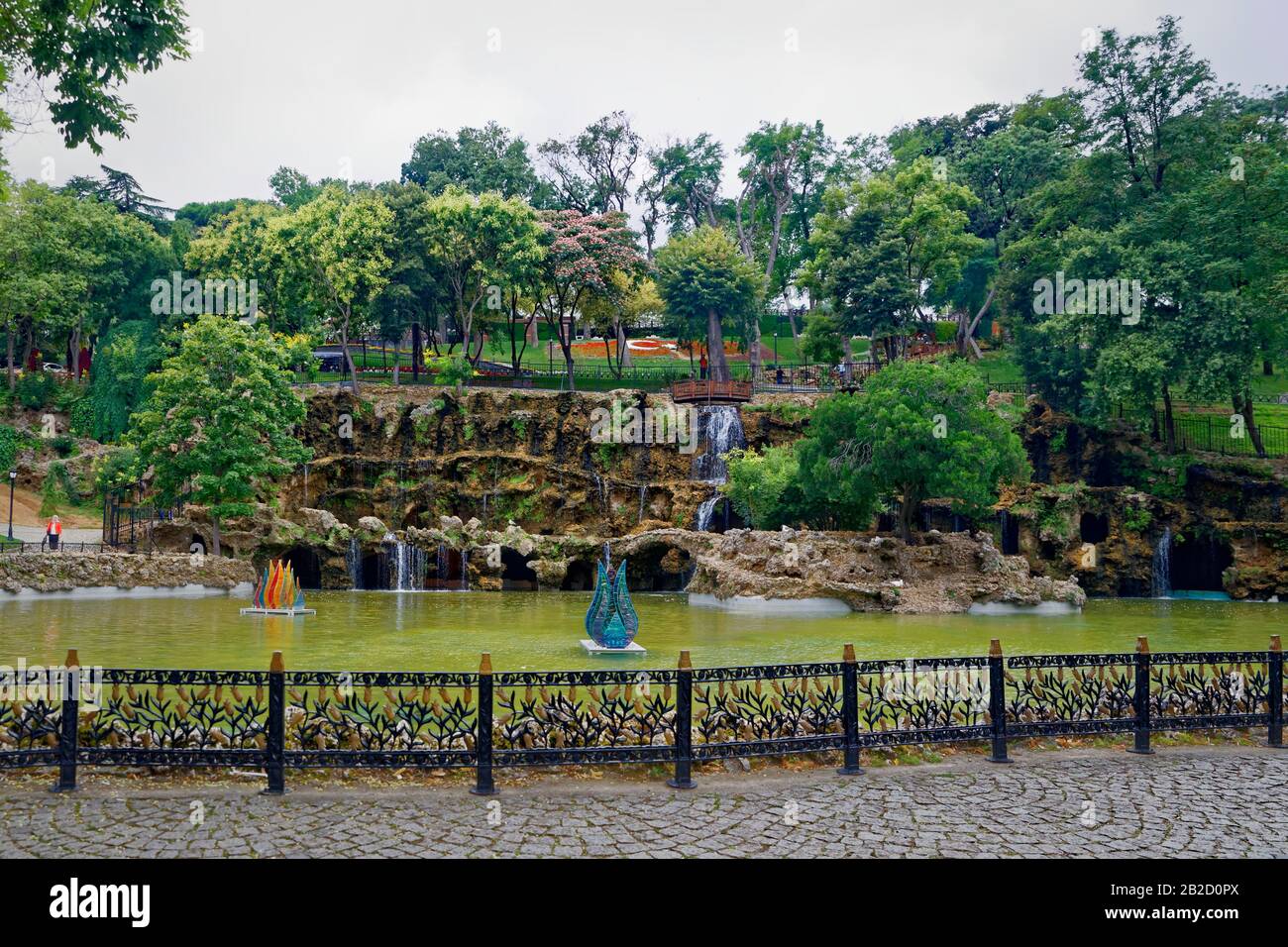 Emirgan Park, Istanbul turkey Tageslichtblick mit schönem Wasserfall mit Bäumen Stockfoto