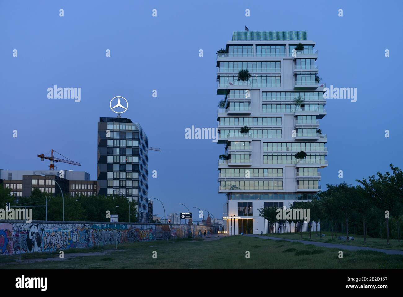 Wohnturm regte Levels´, Mercedes-Benz Vertriebszentrale, Muehlenstrasse, Friedrichshain, Berlin, Deutschland Stockfoto