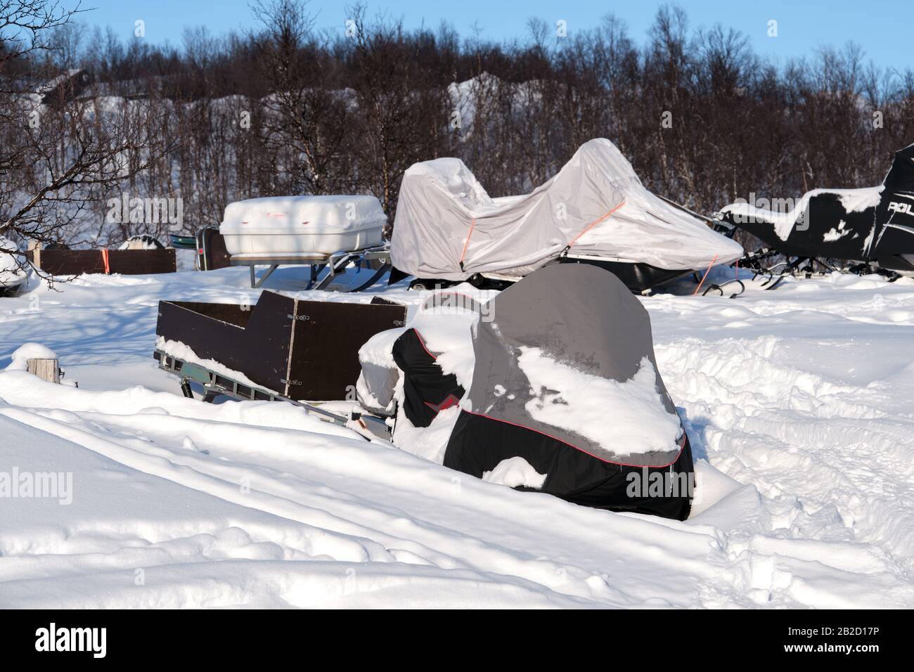 Abgebildet ist ein Skidoo-Schneemobile zur Winterzeit in Norwegen. Stockfoto