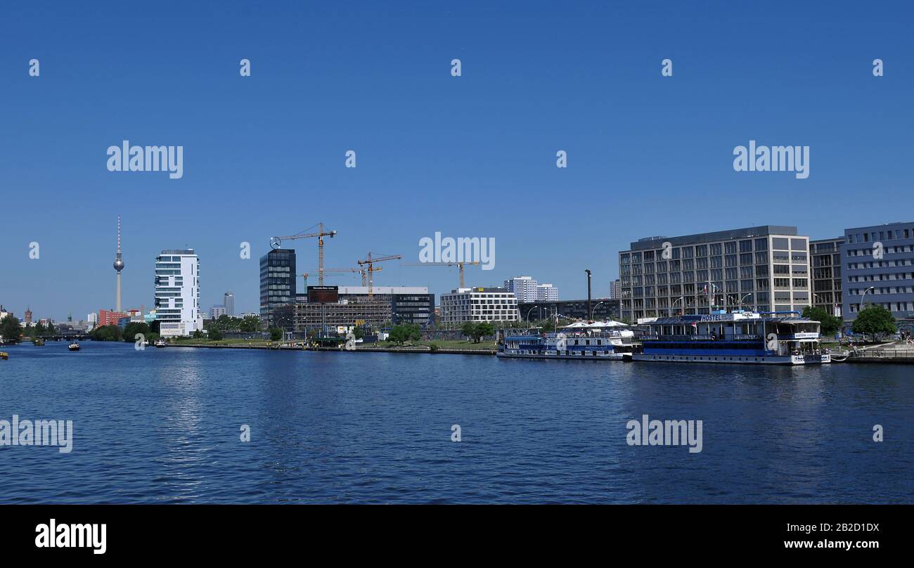 Zalando, Wohnturm 'Wohnebenen', Mercedes Benz Vertriebszentrale, Mühlenstraße, Spreeufer, Friedrichshain, Berlin, Deutschland Stockfoto