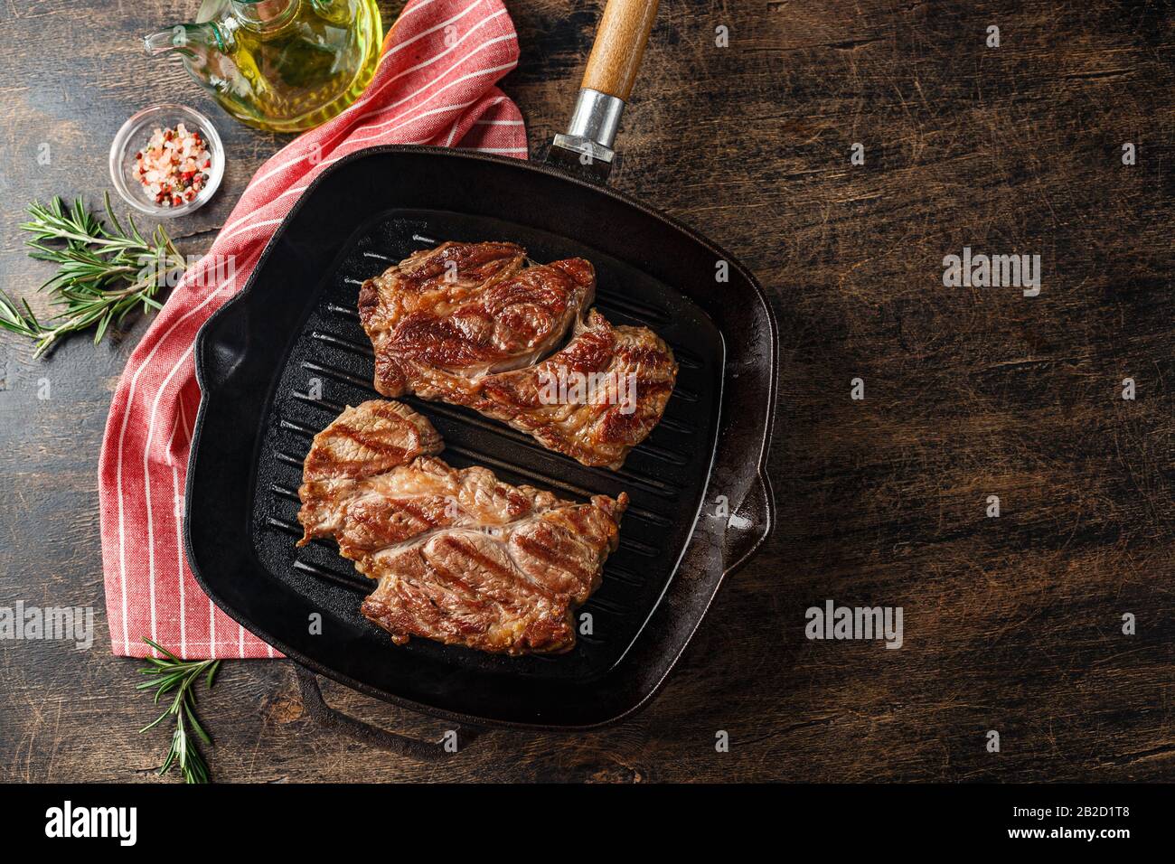 Zwei Frische Rohe Fleischgerichte Prime Black Angus Chuck Rollsteak in einer Grillpfanne mit Holzhintergrund. Draufsicht, Platz für Text. Draufsicht, Platz für Text Stockfoto