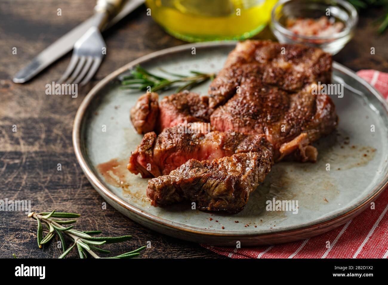 Frisch gegrilltes Steak aus Rindfleisch, Prime Black Angus Chuck, Rollsteak, in Stücke auf Gericht auf Holztisch geschnitten Stockfoto