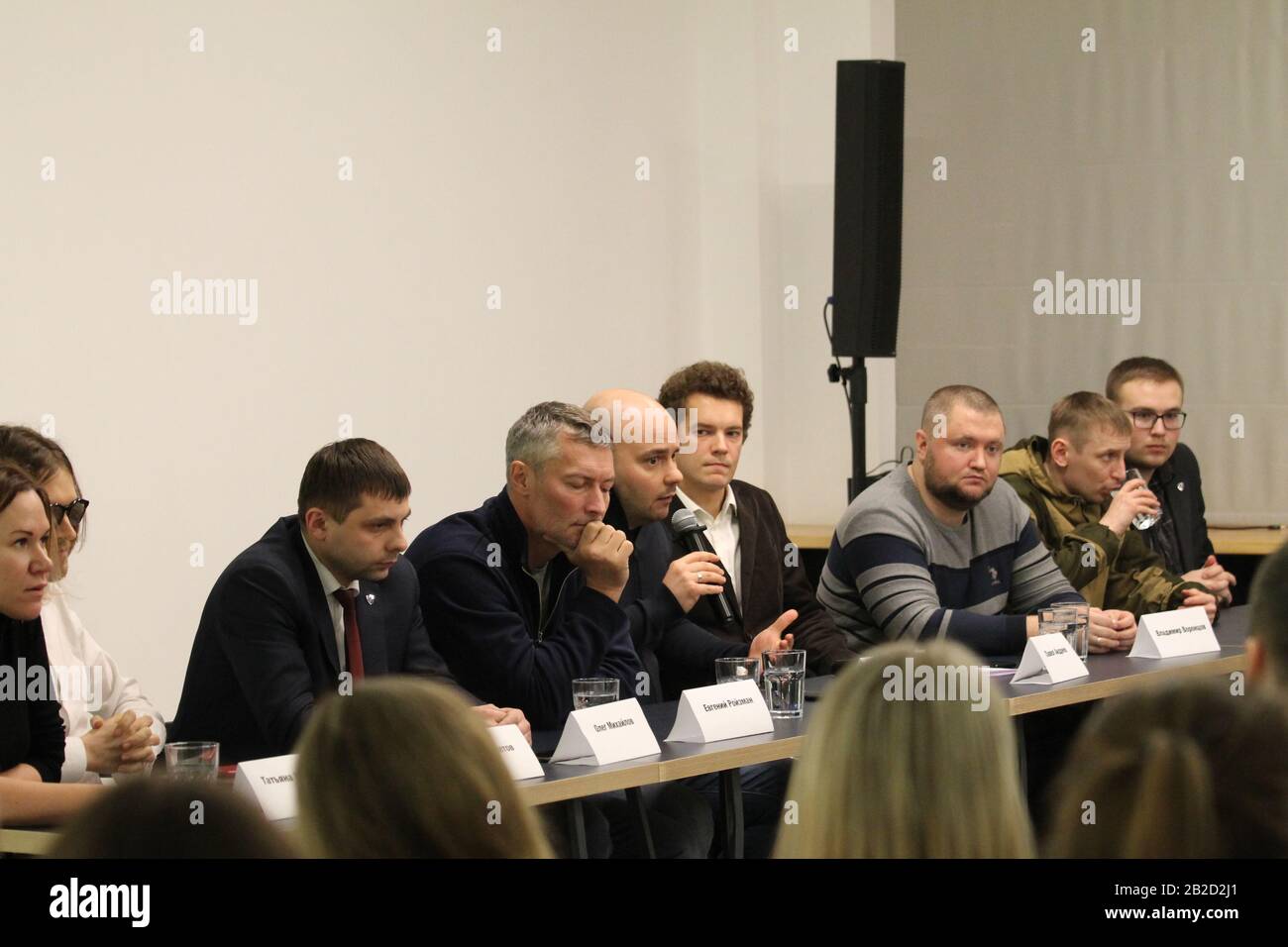 Syktyvkar, Komi Republic, Russland. 12-15-2019. Mikhail Svetow, Eugene Roizman und andere. Öffentliches Gespräch: Schies als Beispiel für Bürgercourage. Stockfoto
