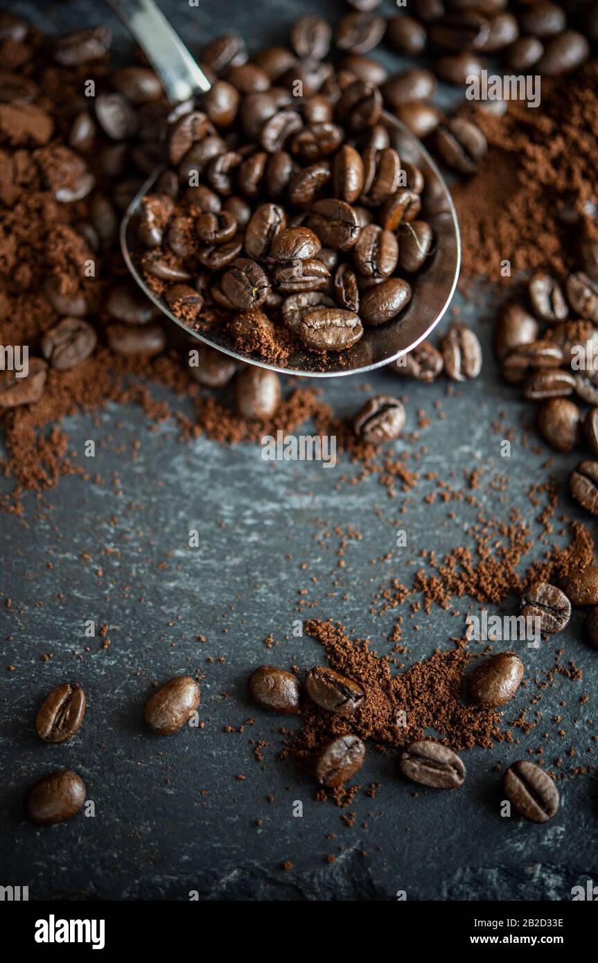 Löffel auf einem Tisch mit Kaffeebohnen Stockfoto