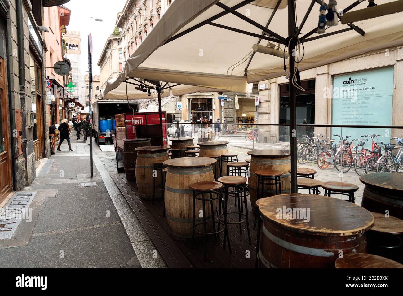 Bologna, Italien. März 2020. Ein Restaurant im Viertel "Quadrilatero", das in der Regel Hunderte von Kunden anzieht, wird aufgrund der Angst der Bewohner und Touristen vor dem Corona-Virus am 02. März 2020 in Bologna, Italien, fast leer gesehen. Credit: Massimiliano Donati/Alamy Live News Stockfoto