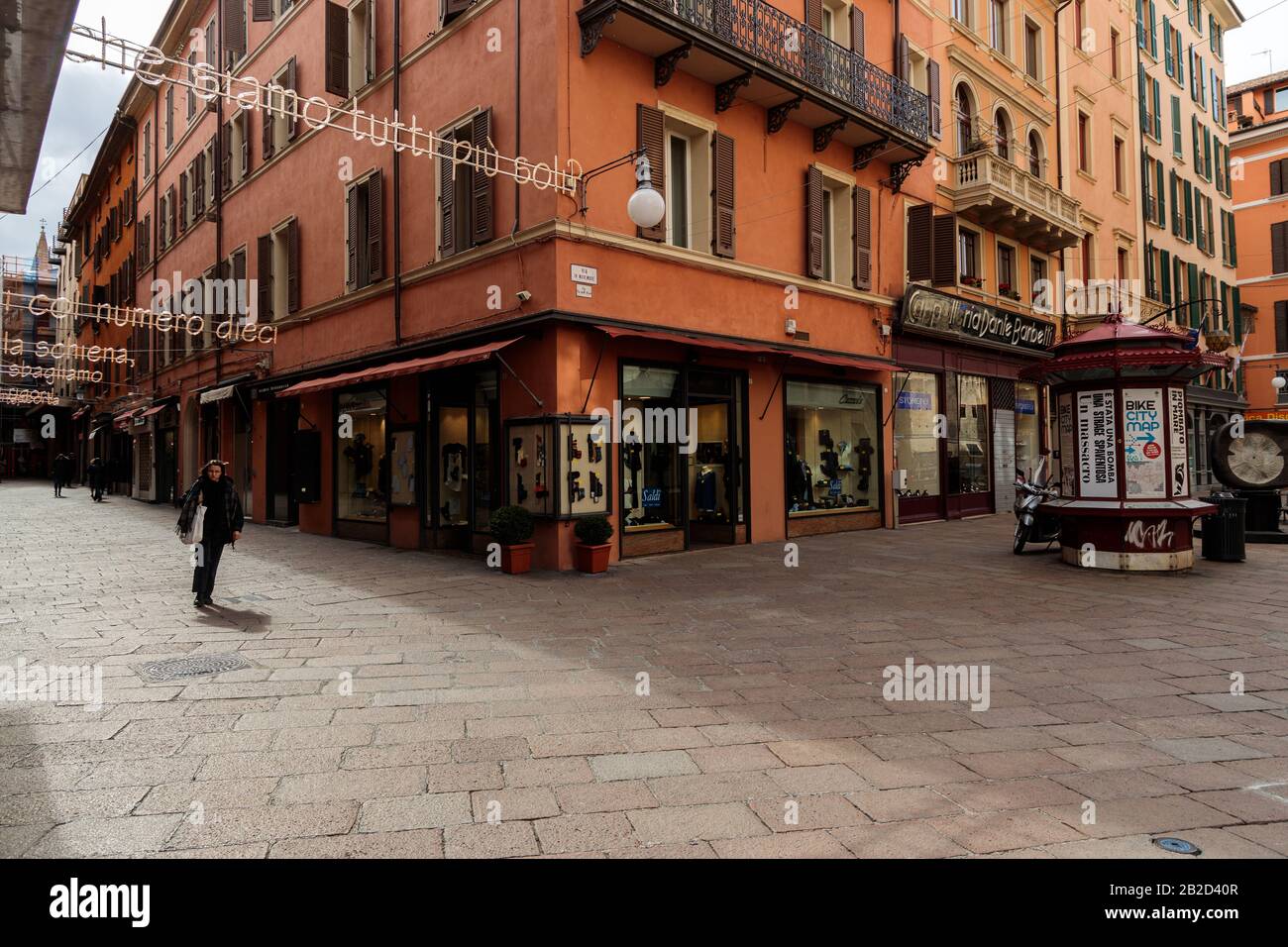 Bologna, Italien. März 2020. Die Via DÕAzeglio, eine der wichtigsten Fußgängerstraßen der Innenstadt, ist am 02. März 2020 in Bologna, Italien, völlig leer. Credit: Massimiliano Donati/Alamy Live News Stockfoto