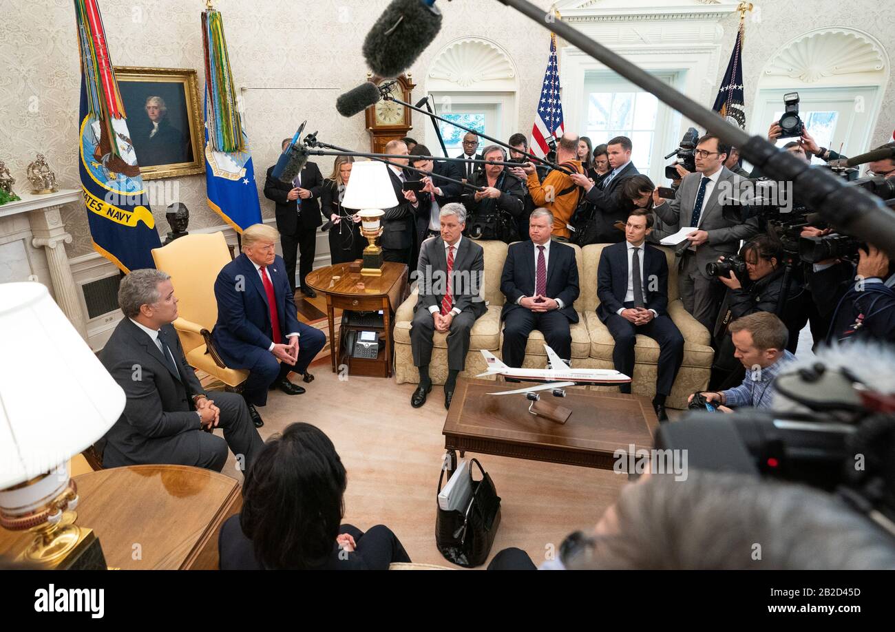 Präsident Donald Trump trifft sich am 2. März 2020 mit dem kolumbianischen Präsidenten Ivan Duque Marquez im Oval Office im Weißen Haus in Washington, DC. Gutschrift: Kevin Dietsch/Pool über CNP. Nutzung weltweit Stockfoto