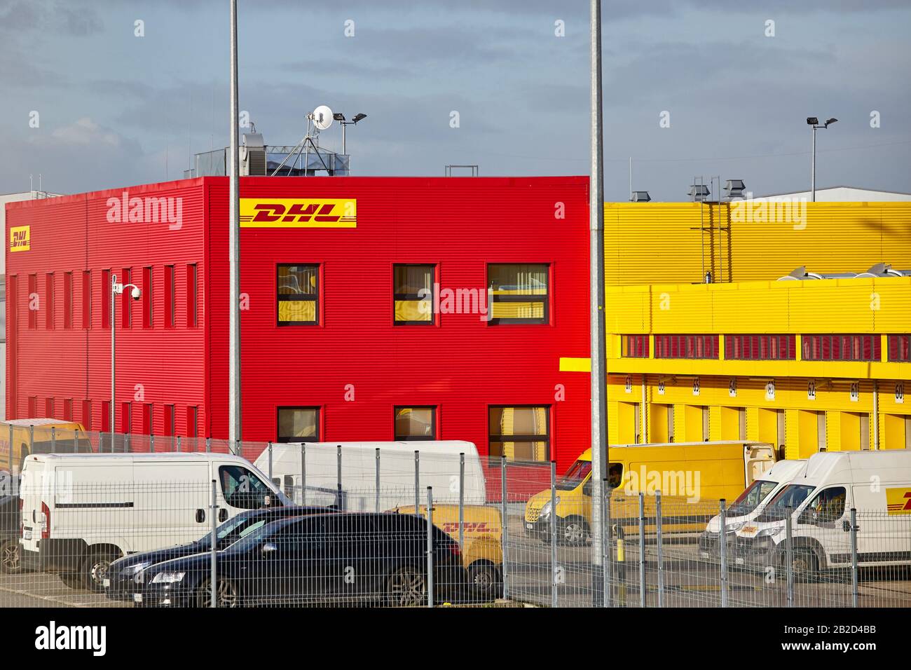 Przeclaw, Polen - 28. Februar 2020: DHL Parcel Customer Service Point. Das Unternehmen ist weltweit in über 220 Ländern und Gebieten tätig. Stockfoto
