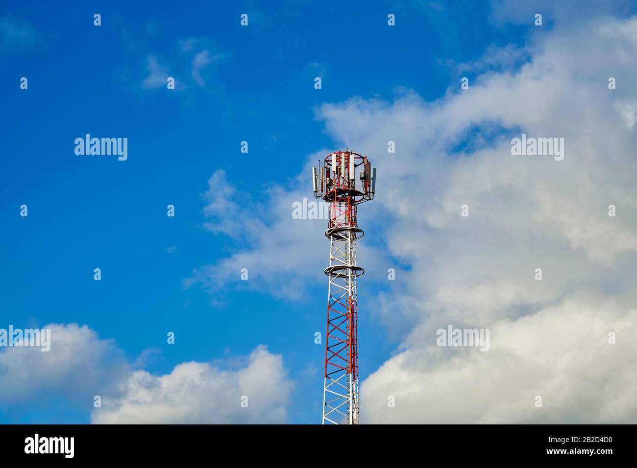 Fernmeldeturm mit Antennen gegen den Himmel. Stockfoto