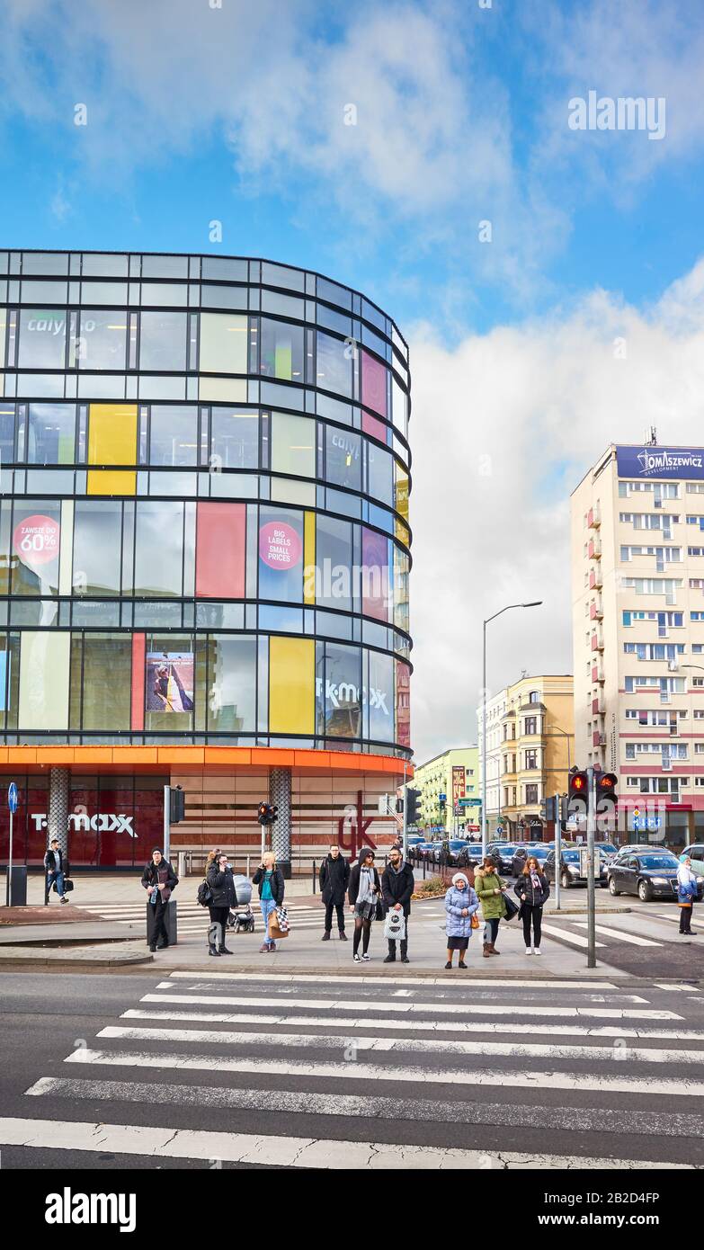 Szczecin, Polen - 21. Februar 2020: Fußgängerüberweg vor Galeria Kaskada, dem größten Einkaufszentrum der Stadt Szczecin. Stockfoto