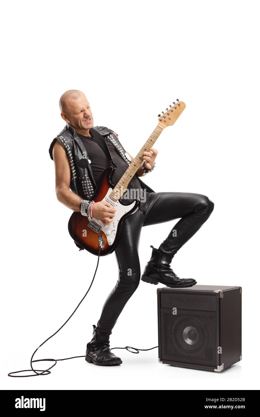 Lange Aufnahme eines Man-Rock-Stars, der eine Gitarre mit einem Verstärker spielt, der auf weißem Hintergrund isoliert ist Stockfoto