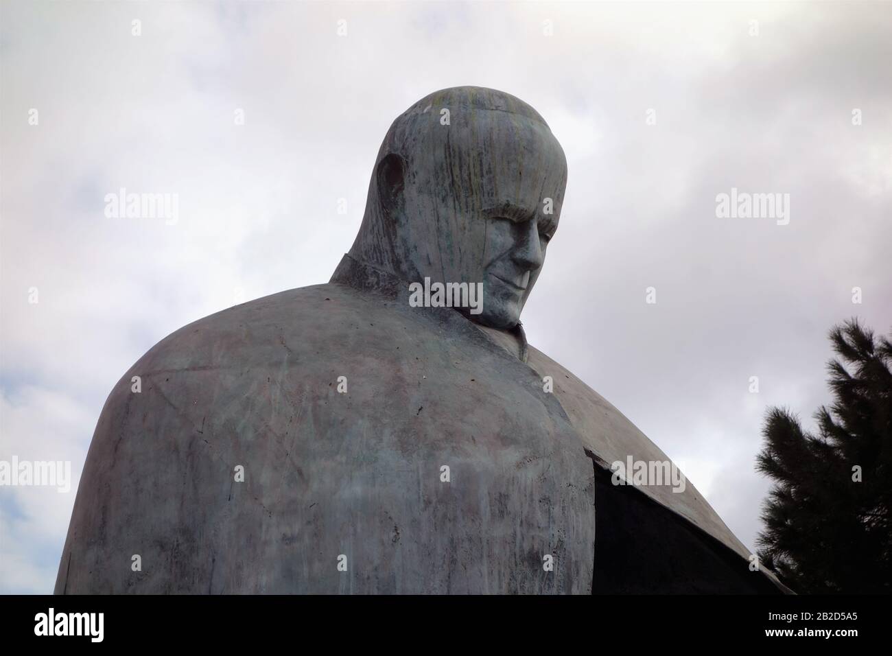 ROM, ITALIEN - 2. FEBRUAR 2020: Papst Johannes Paul die Zweite Statue alias Karol Wojtyla auf der Piazza dei Cinquecento Stockfoto