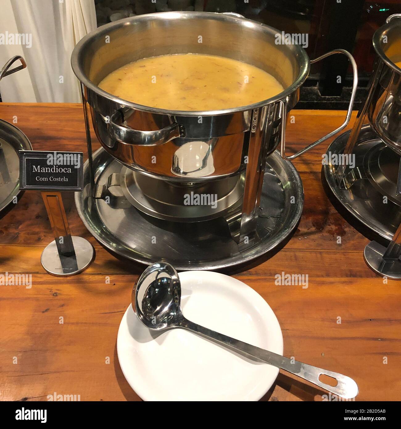 Foto der Suppe, die in einem Restaurant serviert wird. Farbbild, im Restaurant, Standpunkt des Kunden. Stockfoto