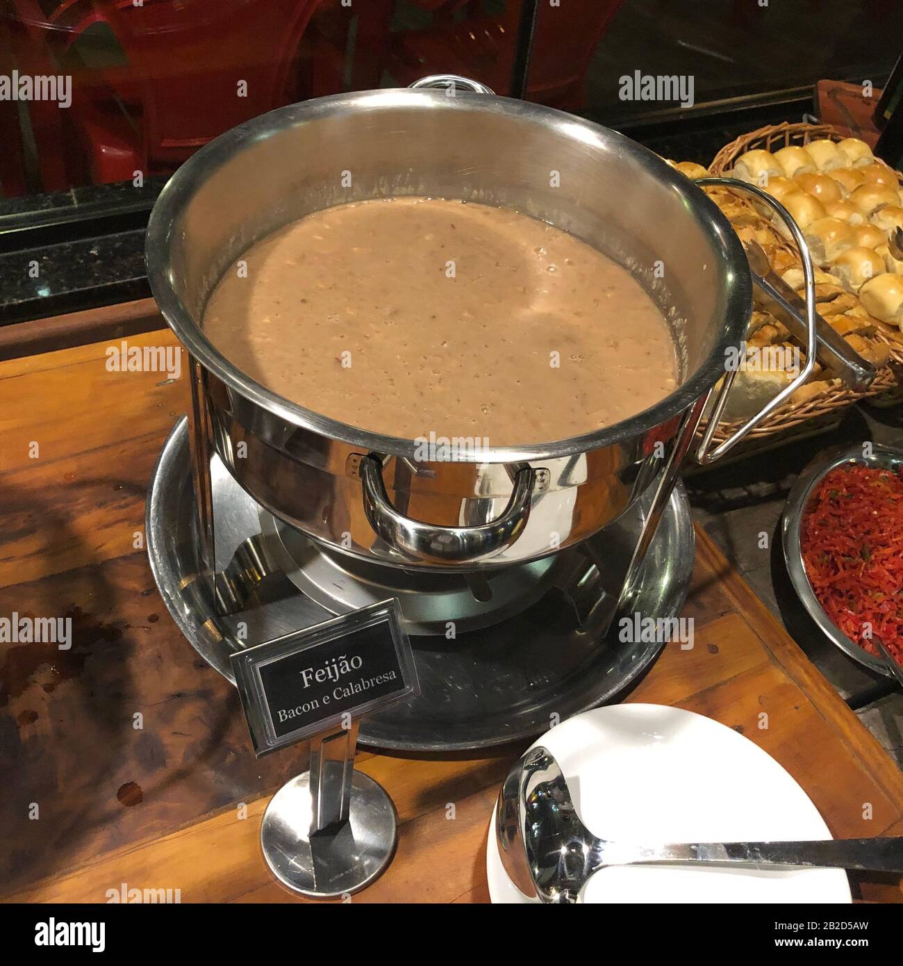 Foto der Suppe, die in einem Restaurant serviert wird. Farbbild, im Restaurant, Standpunkt des Kunden. Stockfoto