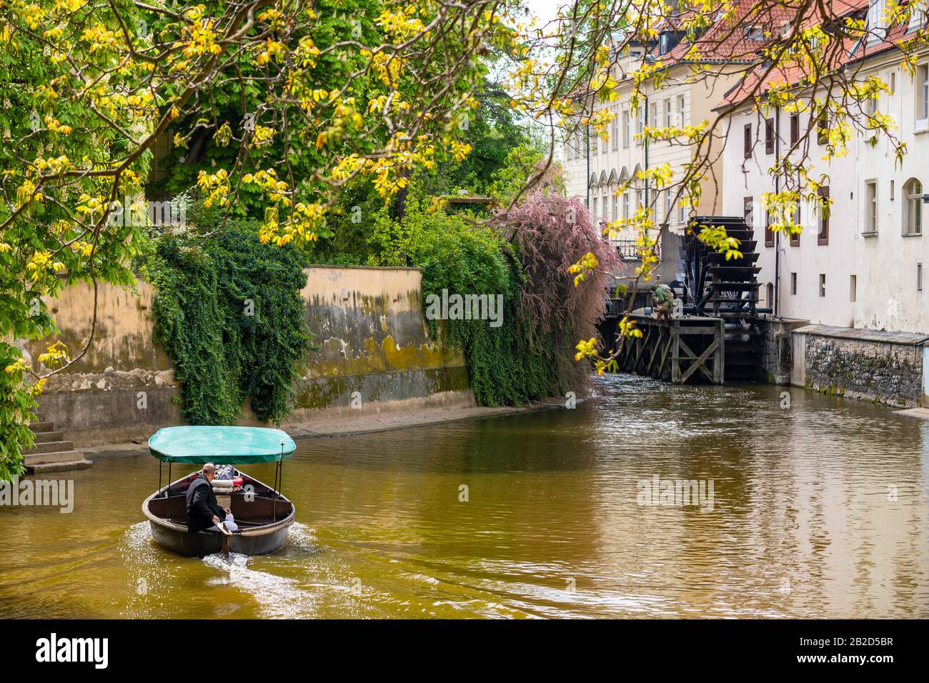 Prag, Tschechische Republik - 30.04.2019: Certovka oder Teufelfluss mit Wassermühlenrad auf der Kampa-Insel, Prag, Tschechien Stockfoto