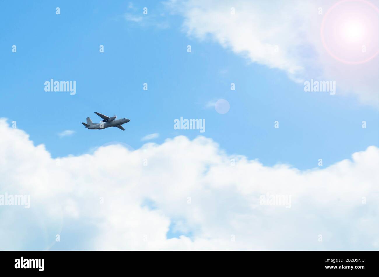 Flugzeug auf blauem Himmel im Morgengrauen mit Kopierraum. Flug, Start. Stockfoto