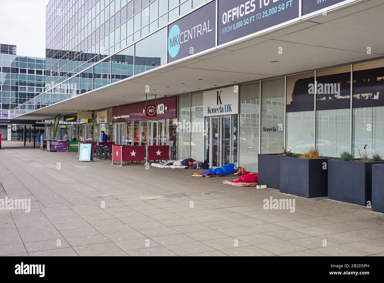 Raue Schlafwagen außerhalb der Büros am Central Milton Keynes Station Stockfoto