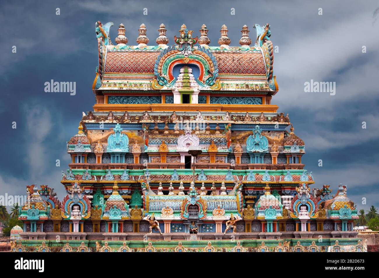 Große Süd-indische Architektur. Sri Ranganathaswamy Tempel. über den blauen Himmel. Süd-Indien, Tamil Nadu, Thanjavur (Trichy) Stockfoto