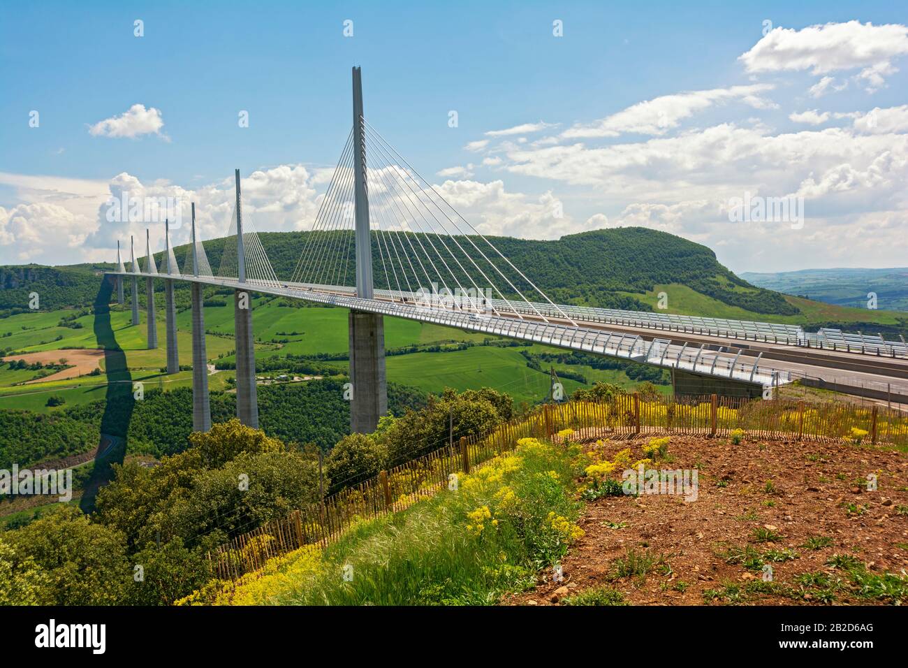 Frankreich, Viaduc de Millau (Viadukt Millau), überspannt den Fluss Tarn, mit Blick vom aussichtspunkt belvedere Stockfoto