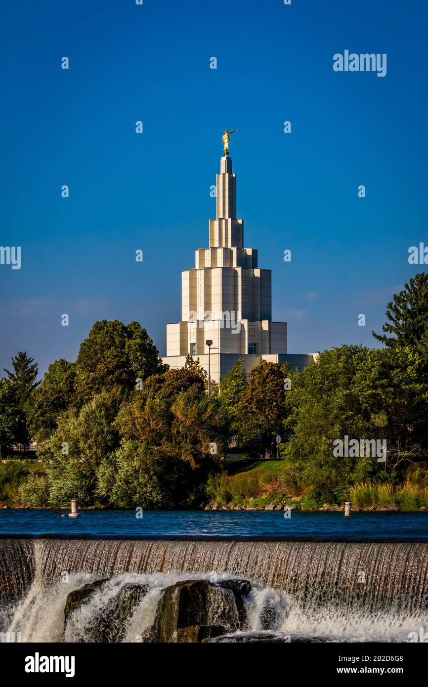 Mormonentempel in Idaho Falls, mit Angel Moroni-Statue auf dem Schopf Stockfoto