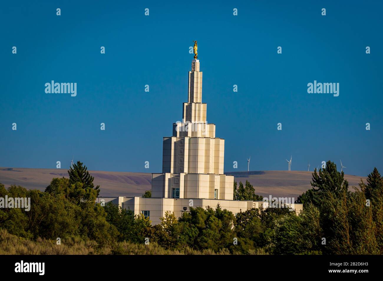 Mormonentempel in Idaho Falls, mit Angel Moroni-Statue auf dem Schopf Stockfoto