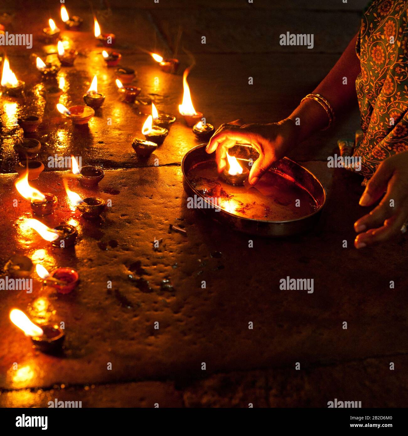 Menschen brennen Öllampen als religiöses Ritual in Hindu-Tempel. Indien Stockfoto