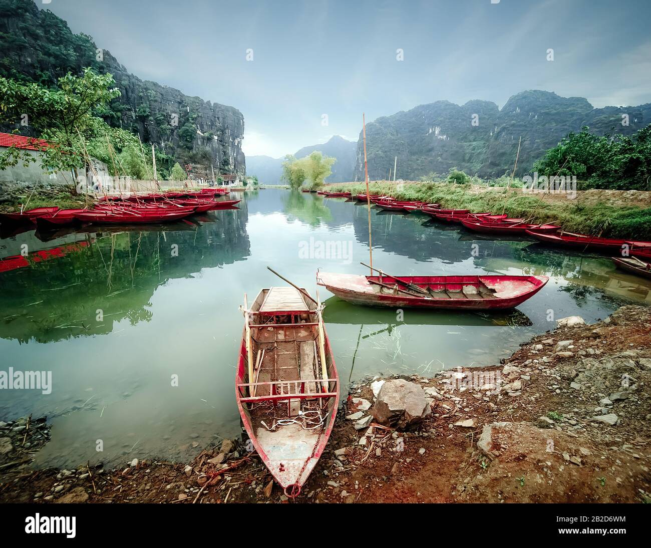 Erstaunlich morgen Ansicht mit vietnamesischen Boote am Fluss. Tam Coc, Ninh Binh,. Vietnam Reisen und Reiseziele Stockfoto
