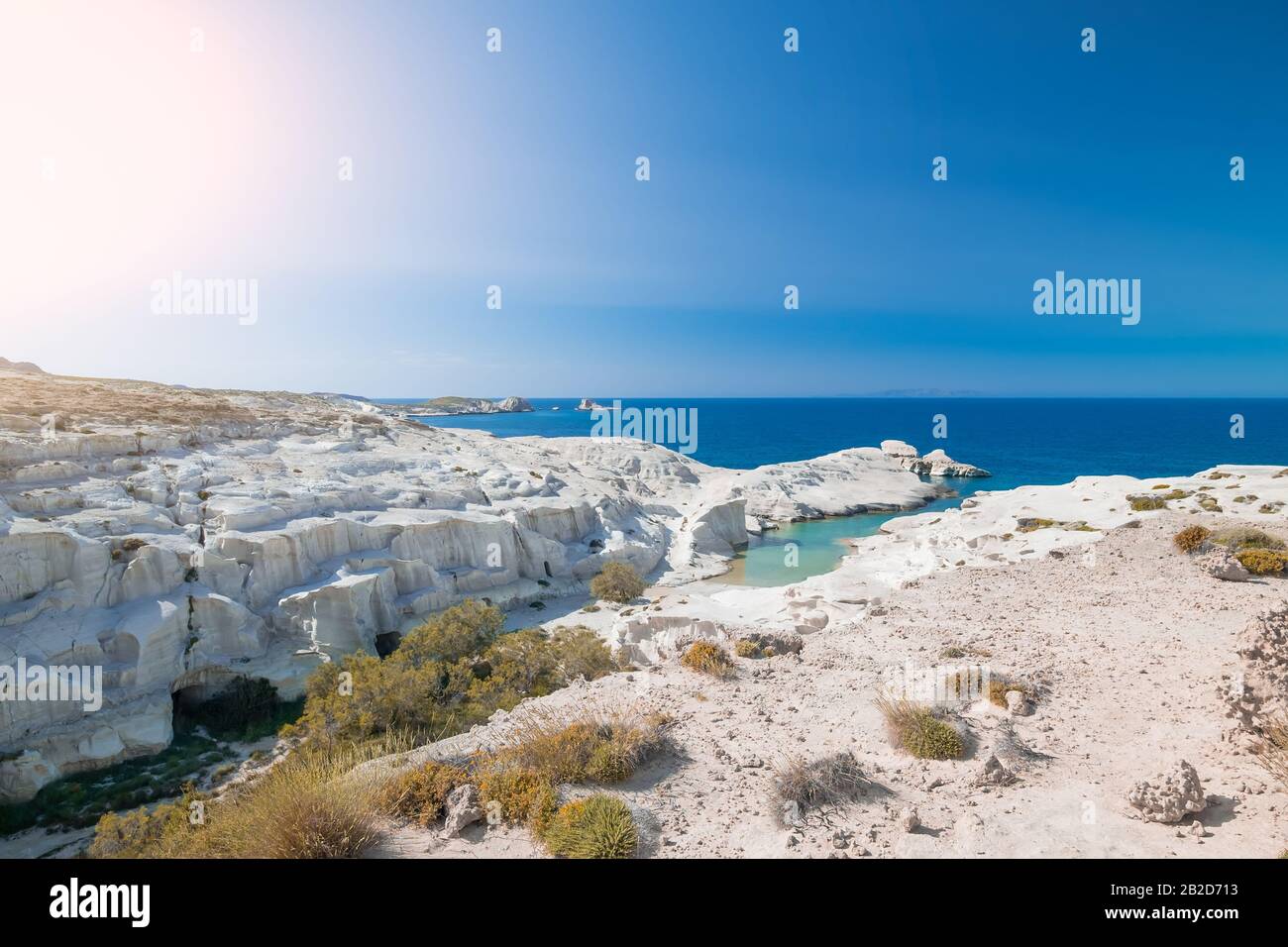 Fantastische Landschaft mit weißen vulkanischen Felsen am Sarakiniko Strand. Türkisfarbenes ägeisches Meer und blauer sonniger Himmel. Einzigartige mediterrane Natur der Insel Milos, Stockfoto