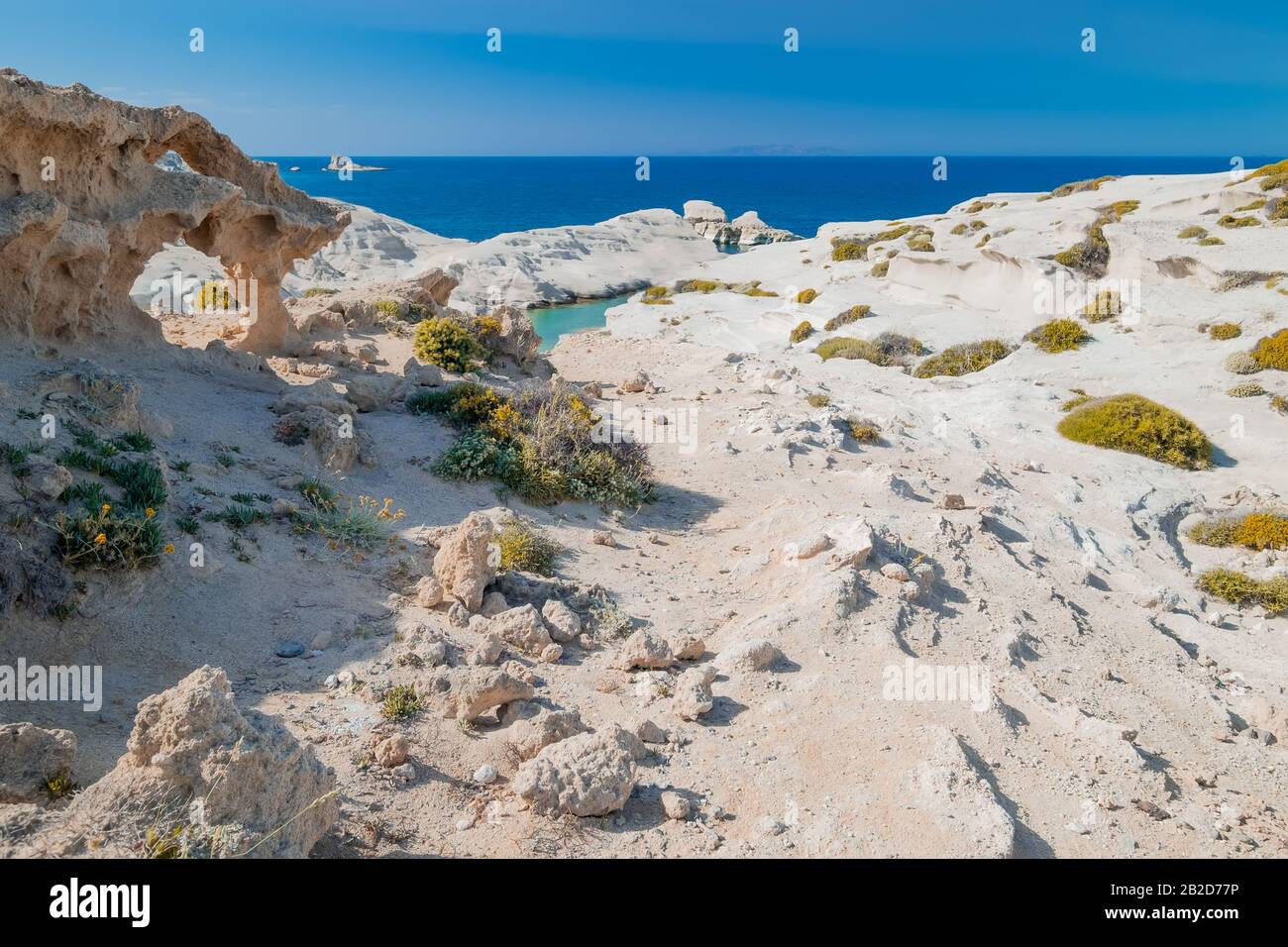 Fantastische Landschaft mit weißen vulkanischen Felsen am Sarakiniko Strand. Türkisfarbenes ägeisches Meer und blauer sonniger Himmel. Einzigartige mediterrane Natur der Insel Milos, Stockfoto