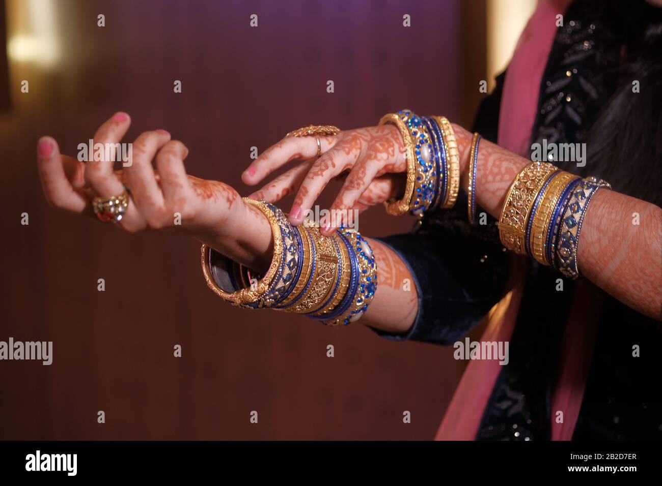 Nahaufnahme der indischen Brauthand mit Schmuck Stockfoto