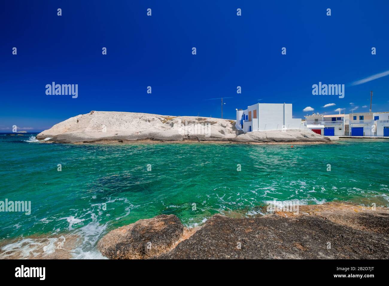 Blick auf das traditionelle Fischerdorf mit weißen Häusern an der Küste. Türkisfarbenes Wasser der Insel Milos im ägeischen Meer. Wundervolle mediterrane Landschaft. Greec Stockfoto