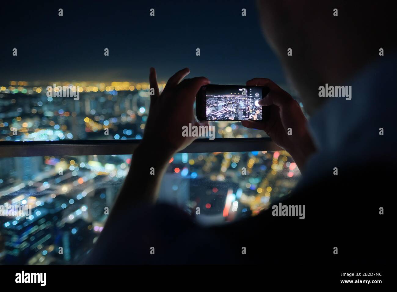Nahaufnahme der Hand des Mannes, die mit dem Smartphone fotografiert Stockfoto