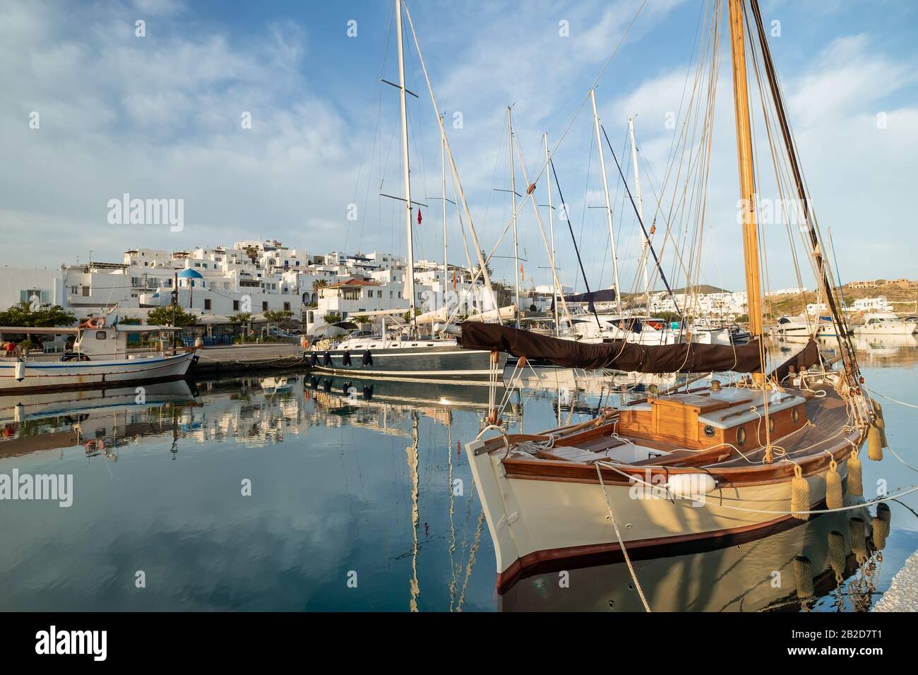 Panoramablick auf die beliebte Touristenattraktion der Insel Paros, Stadt Naousa. Strandpromenade entlang des Hafens mit Restaurants und Geschäften. Hafen der ägeischen See, B. Stockfoto