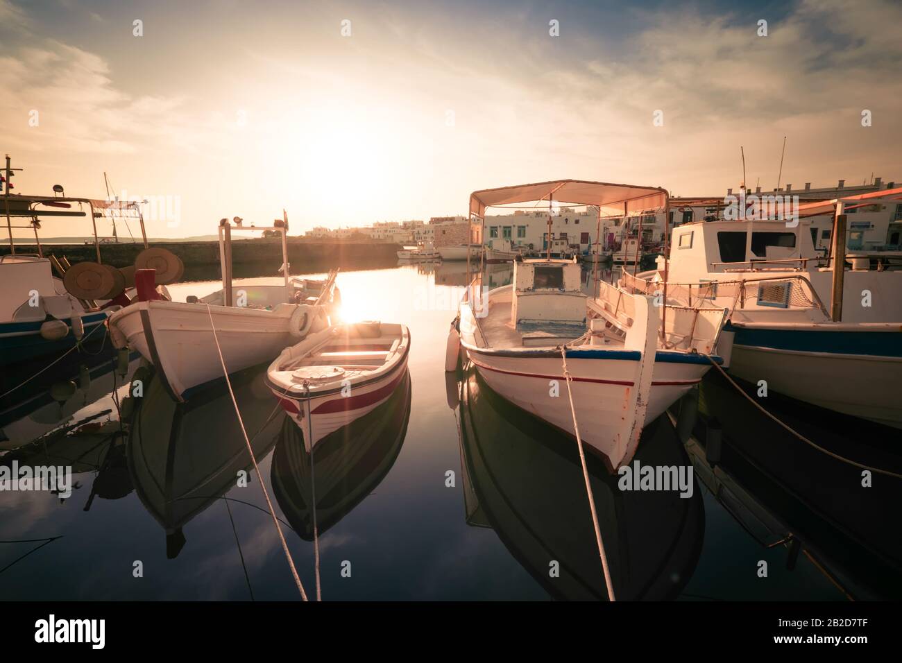 Panoramablick auf die beliebte Touristenattraktion der Insel Paros, Stadt Naousa. Strandpromenade entlang des Hafens mit Restaurants und Geschäften. Hafen der ägeischen See, Bo Stockfoto