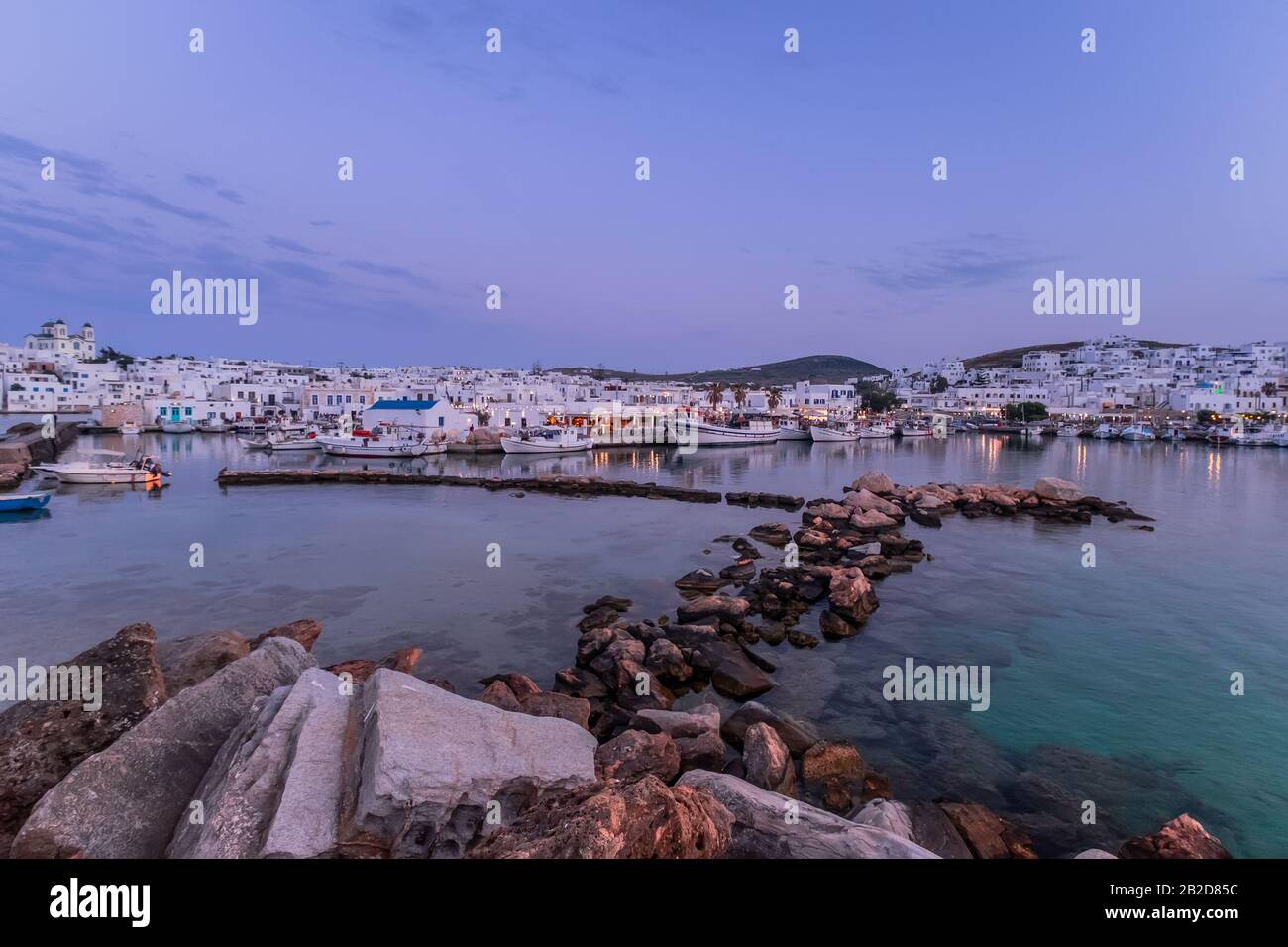 Panoramablick auf den Sonnenuntergang bei der beliebten Touristenattraktion auf der Insel Paros, Naousa. Promenadenzone mit Bars und Restaurants am Hafen. Ägeisches Meer Stockfoto