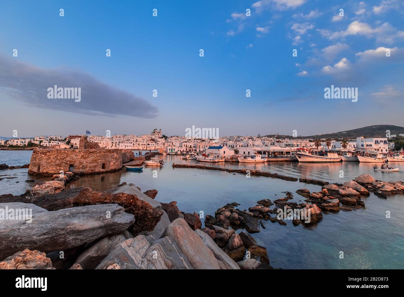 Naousa-Stadt - die wichtigste Touristenattraktion auf der Insel Paros, Kykladen. Hafen mit altem steinernem Venetian Castle für die Beguttung der ägetischen See. Wunderschönes s Stockfoto