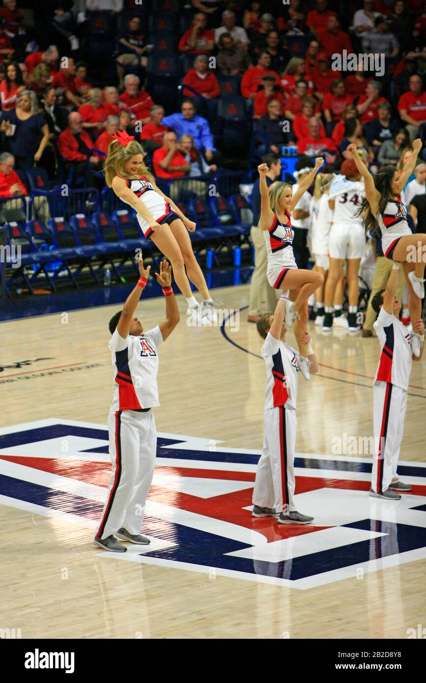 Arizona Gegen Stanford Girls University Basketball Game in der UofA McKale Memorial Center Basketball Arena in Tucson AZ Stockfoto