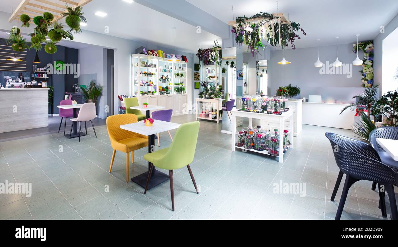 Café und Souvenirladen mit Blumenschmuck Stockfoto