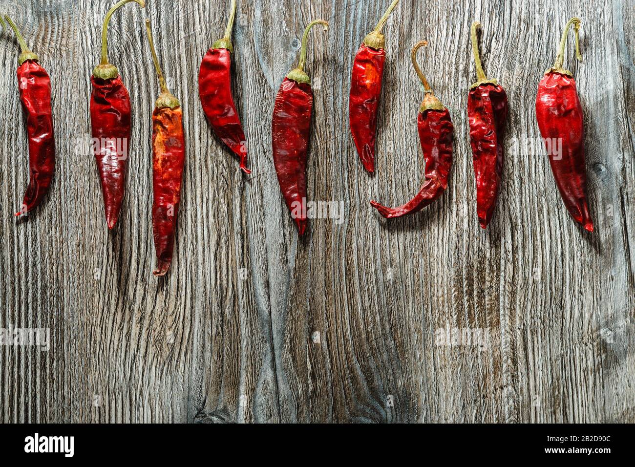 Mexikanische Küche. Getrockneter roter heißer Chili Pfeffer auf Holzgrund mit Copyspace. Würziger Geschmack Stockfoto