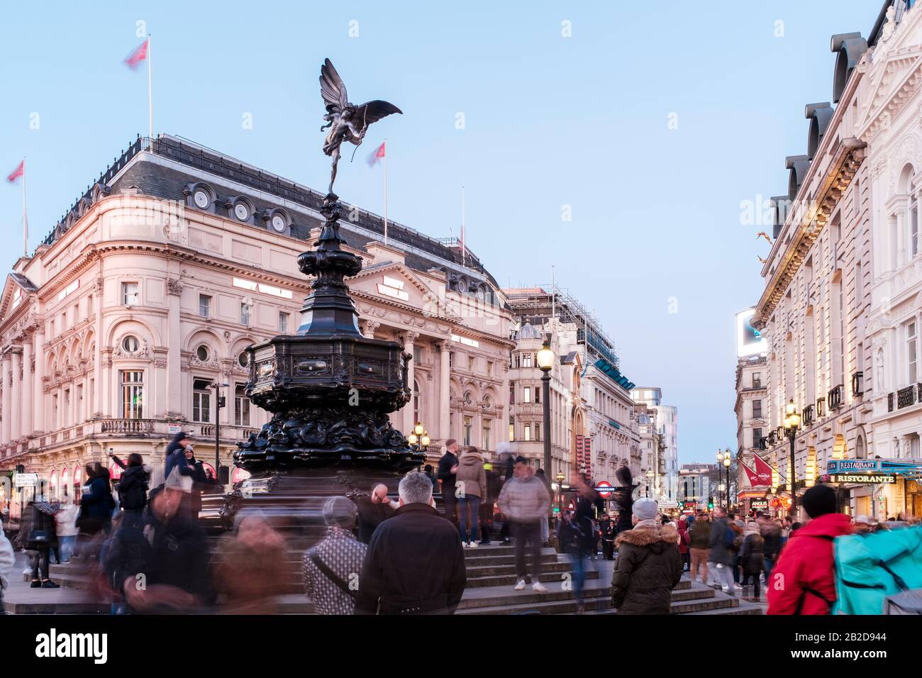 Menschenmassen versammeln sich um die geflügelte Statue von Anteros am Piccadilly Circus, London, England Stockfoto