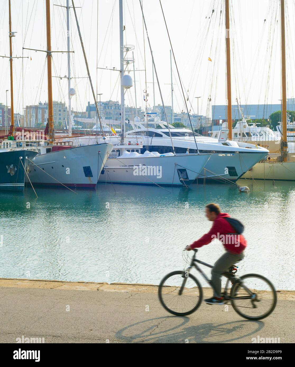 Mann mit dem Fahrrad am Hafen von Barcelona Vell. Spanien. Bewegungsunschärfe Stockfoto