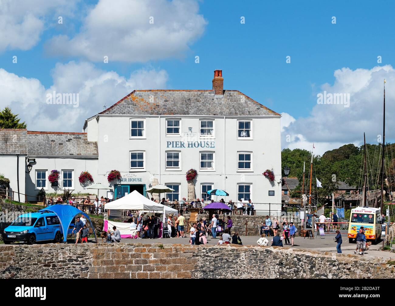 Touristen Besucher rund um den Hafen von charleston, cornwall, england, großbritannien. Stockfoto