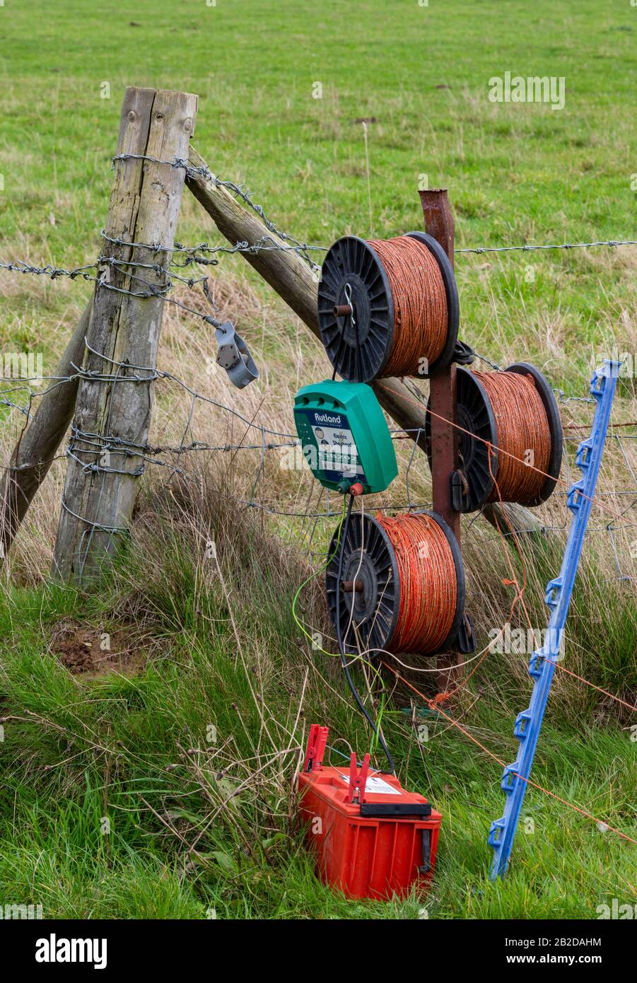 Landwirtschaftliche Landwirtschaft Elektrozaunanlagen, die von den Landwirten installiert werden, um die Tiere und die Tiere von den Feldern fernzuhalten. Stockfoto