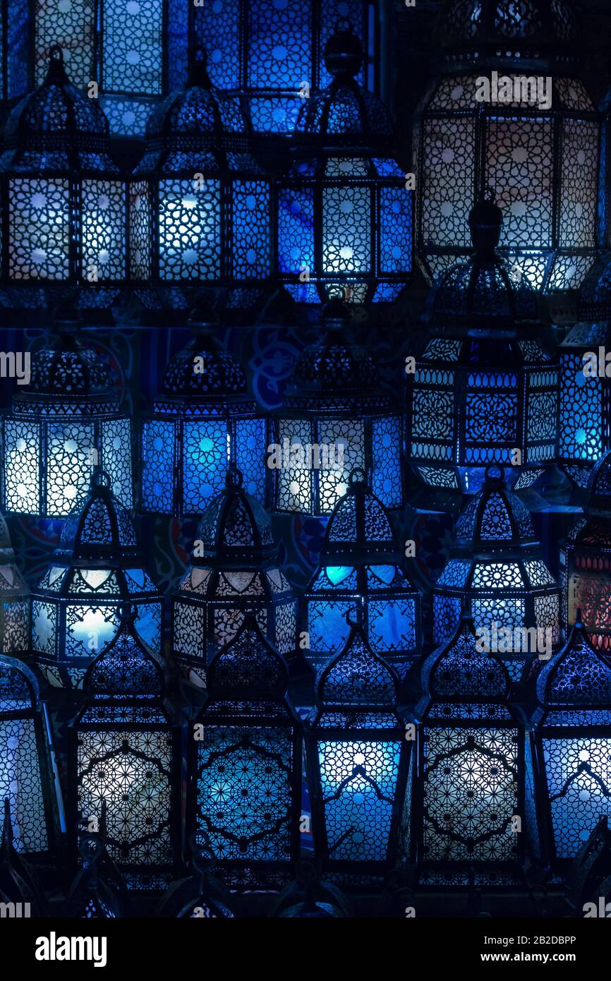Sammlung handgefertigter Käfigleuchten auf dem Markt von Khan el-Khalili, Kairo, Ägypten, während man nachts in den Straßen spazieren ging. Stockfoto