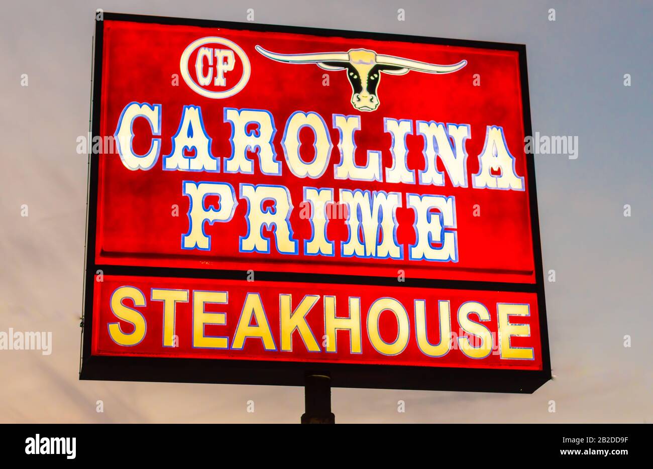 Charlotte, NC, USA - 26. Dezember 2019: Horizontale, mittlere Nahaufnahme der freistehenden Marke und des Logos von 'Carolina Prime' Steakhouse im Freien. Stockfoto